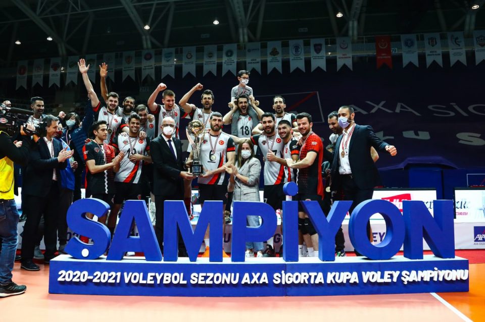 Erkekler Axa Sigorta Kupa Voleyde Madalya Kupa Ve D Ller Sahiplerini